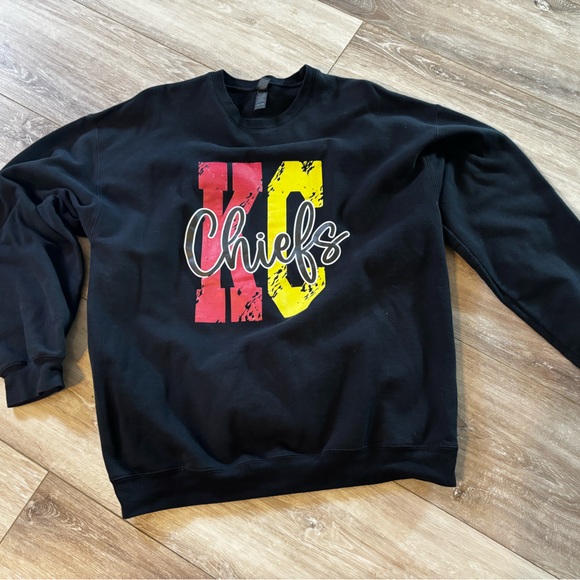 Gildan Other - Gildan Black Chiefs Graphic Crewneck Sweater